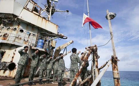 Lính Philippines đang đồn trú ngoài bãi Cỏ Mây trong vòng vây của tàu Trung Quốc. Bãi Cỏ Mây nằm trong quần đảo Trường Sa thuộc chủ quyền Việt Nam, cả Trung Quốc và Philippines đều nhảy vào tranh chấp chủ quyền.