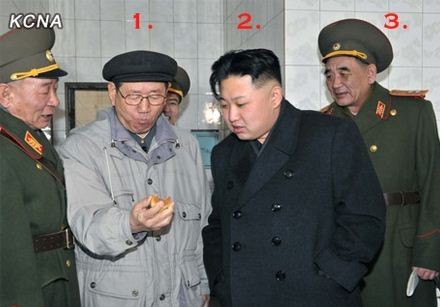 Số 1: Hwang Byong-so, số 2: nhà lãnh đạo Kim Jong-un, số 3: Tư lệnh Tên lửa chiến lược Bắc Triều Tiên Kim Rak-Gyom.