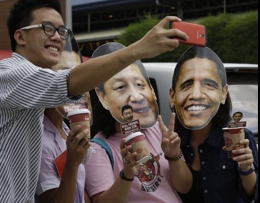 Người dân Philippines ở thành phố Quezon phía Bắc Manila đeo mặt nạ hình nộm Tập Cận Bình và Obama, phản đối Mỹ hiện diện quân sự ở quốc gia này và phản đối Trung Quốc bành trướng trên Biển Đông.