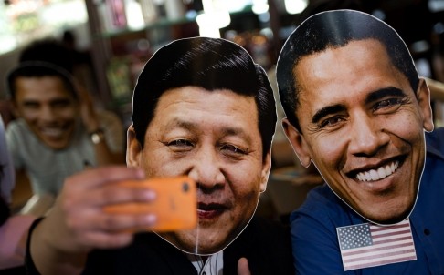 Obama không đi thăm Trung Quốc, nhưng Bắc Kinh luôn phủ bóng lên nội dung các cuộc hội nghị thượng đỉnh của Mỹ với các đối tác ở Đông Á. Người Philippines sử dụng hình nộm Tập Cận Bình - Obama trong chuyến công du của Tổng thống Mỹ đến quốc gia này.