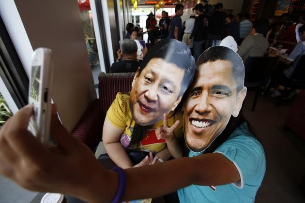 Những người biểu tình Philippines sử dụng mặt nạ in hình Tập Cận Bình và Obama để phản đối cả Mỹ lẫn Trung Quốc.