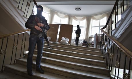 Các tay súng ly khai thân Nga đã kiểm soát trụ sở chính quyền Luhansk.