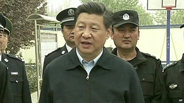 Ông Tập Cận Bình vừa đi thị sát Tân Cương, đôn đốc địa phương hoạt động trấn áp khủng bố.