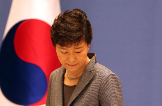 Tổng thống Hàn Quốc đang phải đối mặt với những chỉ trích từ truyền thông, dư luận và phe đối lập về cách bà thể hiện sự quan tâm, chia sẻ với gia đình các nạn nhân thảm họa đắm phà Sewol.