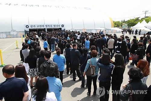Ngày ngày người dân Hàn Quốc vẫn xếp hàng vào tưởng niệm các nạn nhân thảm họa đắm phà tại nhà thi đấu thể thao Ansan.