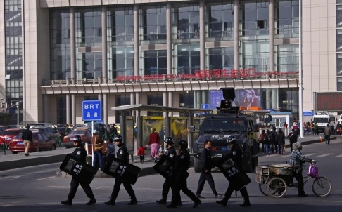 Cảnh sát chống khủng bố tuần tra dày đặc tại nhà ga Urumqi sau khi xảy ra vụ tấn công khủng bố đúng lúc ông Tập Cận Bình vừa rời khỏi Tân Cương.