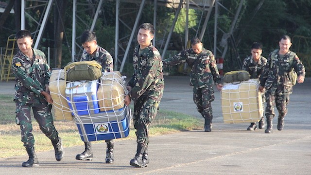 Lính Philippines chuyển đồ tiếp viện cho lực lượng đồn trú ngoài bãi Cỏ Mây bằng đường không sau khi bị Trung Quốc phong tỏa trên mặt biển.