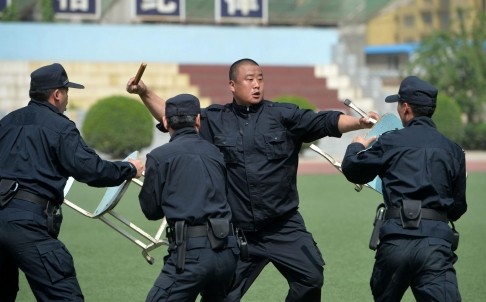 Cảnh sát Thạch Gia Trang, Hà Bắc, Trung Quốc tập huấn chống khủng bố.