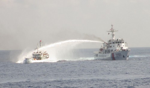 Tàu Hải cảnh Trung Quốc dùng vòi rồng cỡ lớn ngăn cản hoạt động thực thi pháp luật của tàu Việt Nam ngăn chặn Trung Quốc cắm dàn khoan bất hợp pháp trên vùng đặc quyền kinh tế, thềm lục địa của Việt Nam. Ảnh: Tuoitrenews.vn