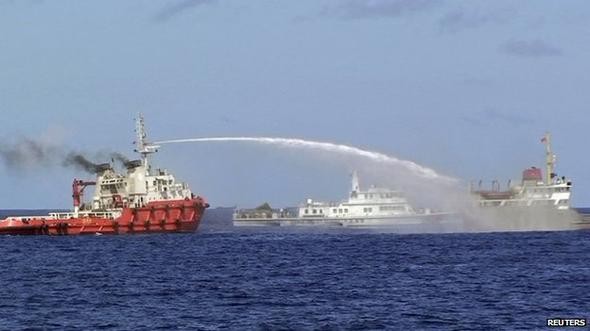 Tàu Trung Quốc nhiều lần liều lĩnh đâm vào tàu tuần tra Việt Nam, dùng vòi rồng cỡ lớn ngăn cản hoạt động thực thi pháp luật của các lực lượng chức năng Việt Nam trong vùng đặc quyền kinh tế của Việt Nam.