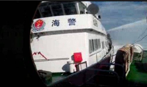 Tàu Hải cảnh Trung Quốc đâm vào mạn tàu công vụ Việt Nam đang thực thi nhiệm vụ ngăn cản giàn khoan HD 981 Trung Quốc đang âm mưu cắm chân trong vùng đặc quyền kinh tế của Việt Nam.
