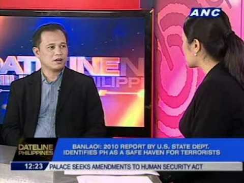 Học giả Philippines Banlaoi trong một cuộc trả lời phỏng vấn truyền hình.