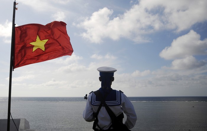 Chiến sĩ Hải quân Nhân dân Việt Nam ngày đêm chắc tay súng bảo vệ vùng biển, vùng trời chủ quyền của Tổ Quốc.