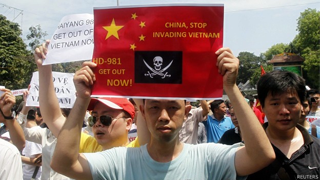Người dân Việt Nam xuống đường tuần hành chống Trung Quốc bành trướng ở Biển Đông, xâm phạm chủ quyền của Việt Nam được Reuters đăng tải và nhiều hãng truyền thông lớn đưa lại.