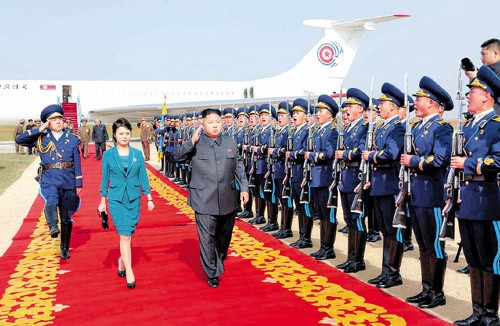 Vợ chồng nhà lãnh đạo Kim Jong-un duyệt đội danh dự sau khi xuống chuyên cơ.