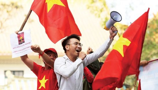 Người dân Việt Nam tuần hành phản đối nhà cầm quyền Trung Quốc kéo giàn khoan HD 981 vào hạ đặt bất hợp pháp trong vùng đặc quyền kinh tế, thềm lục địa của Việt Nam.