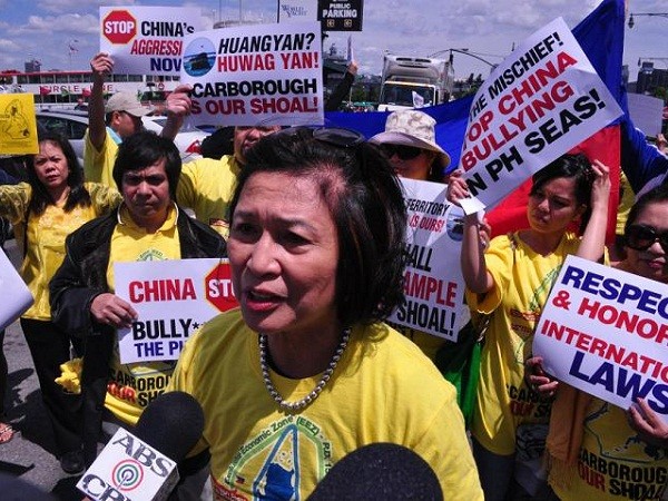 Bà Loida Lewis dẫn đầu một đoàn người Philippines biểu tình phản đối Trung Quốc gây hấn trên Biển Đông trong cuộc khủng hoảng Scarborough năm 2012.