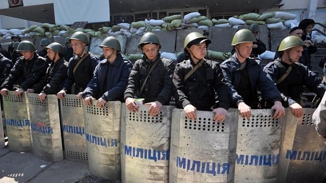 Cảnh sát Ukraine lập rào chắn bảo vệ trụ sở chính quyền thành phố Mariupol miền Đông Ukraine hôm 7/5.