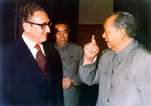 Từ trái qua: Henry Kissinger, Chu Ân Lai và Mao Trạch Đông. Mỹ và Trung Quốc đã &quot;đổi chác lợi ích&quot; trên lưng Việt Nam.
