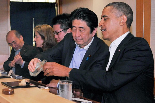 Thủ tướng Nhật Bản Shinzo Abe và Tổng thống Obama &quot;uống rượu bàn quốc sự&quot; sau khi ông chủ Nhà Trắng tuyên bố dõng dạc, Mỹ sẽ bảo vệ Senkaku.