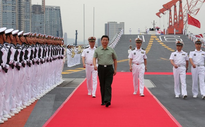 Ông Tập Cận Bình thị sát tàu sân bay Liêu Ninh, biểu tượng sức mạnh của hải quân Trung Quốc những năm gần đây.