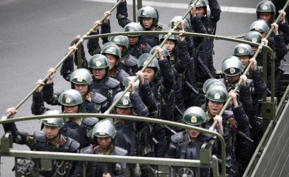 Cảnh sát chống khủng bố Trung Quốc tuần tra các tuyến phố ở Tân Cương sau một loạt vụ tấn công đẫm máu.