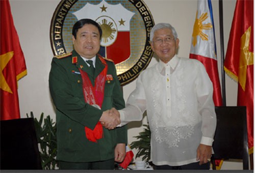 Bộ trưởng Quốc phòng Việt Nam Phùng Quang Thanh và Bộ trưởng Quốc phòng Philippines Voltaire Gazmin.