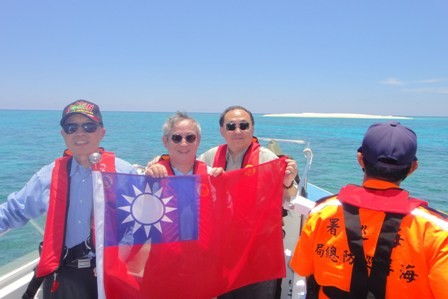 Lâm Úc Phương (giữa) và 2 nghị sĩ Đài Loan khác trong một lần đổ bộ bất hợp pháp lên bãi Bàn Than, đảo Ba Bình, Trường Sa, Khánh Hòa, Việt Nam.