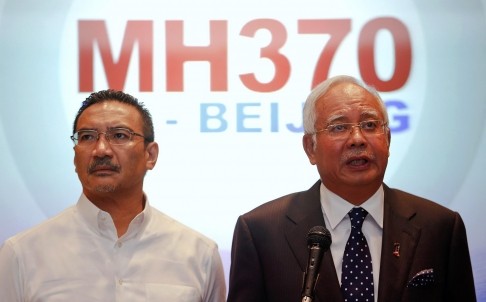 Thủ tướng Malaysia Najib Razak (phải) và Bộ trưởng Giao thông vận tải Malaysia trong một buổi họp báo về vụ mất tích máy bay MH 370.