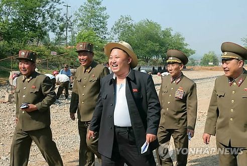 Nhà lãnh đạo Triều Tiên Kim Jong-un phanh cúc áo vì trời quá nóng.
