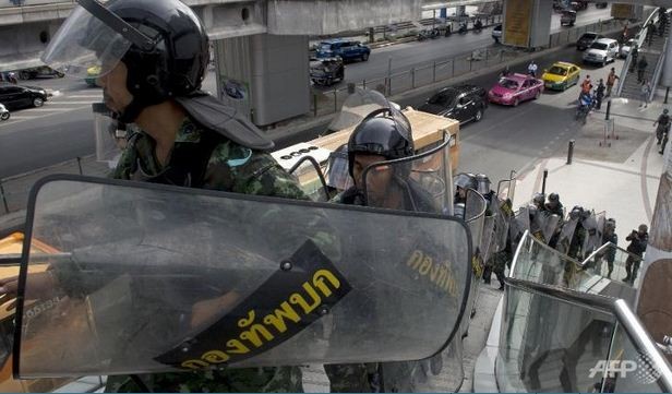 Cảnh sát và binh sĩ quân đội giải tán đám đông biểu tình tại thủ đô Bangkok, ảnh: AFP/Channel News Asia.
