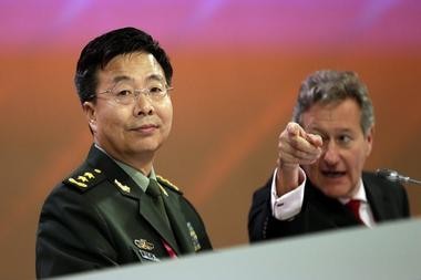 Tổng giám đốc Viện Nghiên cứu Chiến lược quốc tế John Chipman chỉ tướng Vương Quán Trung hướng về phía bục phát biểu tại Đối thoại Shangri-la hôm 1/6.
