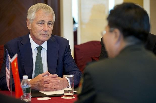 Vương Quán Trung (phải) trong buổi hội đàm với Bộ trưởng Quốc phòng Mỹ Chuck Hagel bên lề Đối thoại Shangri-la năm nay.