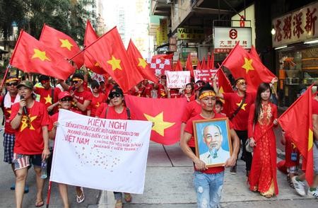 Hàng trăm người Việt tại Hồng Kông mang theo cờ, biểu ngữ yêu cầu Trung Quốc rút giàn khoan 981 khỏi vùng biển Việt Nam.