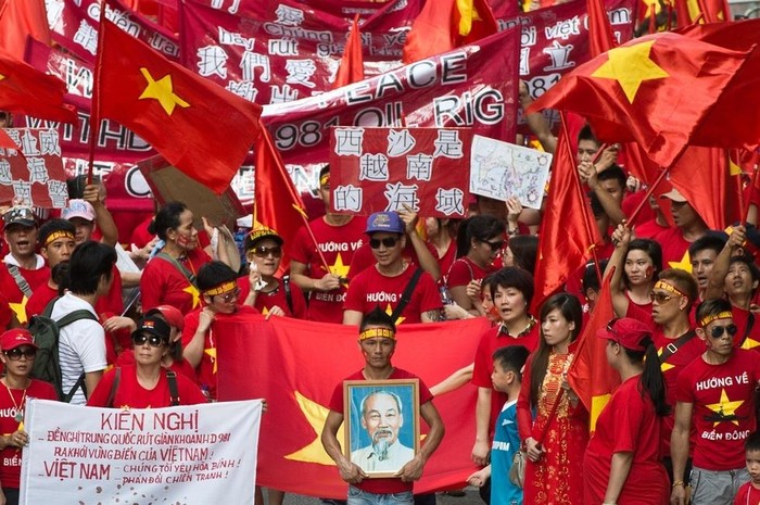 Trong số này có cả những người dân Hồng Kông yêu chuộng hòa bình và lẽ phải tham gia biểu tình ủng hộ Việt Nam với biểu ngữ &quot;Tây Sa (tức Hoàng Sa) là của Việt Nam&quot; bằng tiếng Trung Quốc.