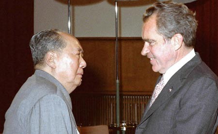 Cuộc gặp lịch sử giữa Mao Trạch Đông và Tổng thống Mỹ Richard Nixon năm 1972 làm thay đổi cục diện bàn cờ chính trị quốc tế. Theo Đa Chiều, đường lối đối ngoại của Mao Trạch Đông ban đầu là cùng Liên Xô chống Mỹ, sau đó lại quay sang chơi với Mỹ chống Liên Xô và cuối cùng là chống lại cả hai.