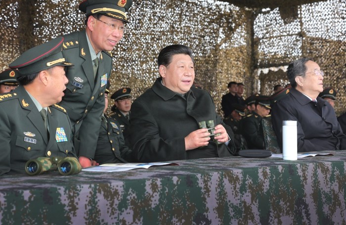Tập Cận Bình cùng các quan chức quân sự cấp cao Trung Quốc thị sát một cuộc tập trận quân sự ở Tân Cương.