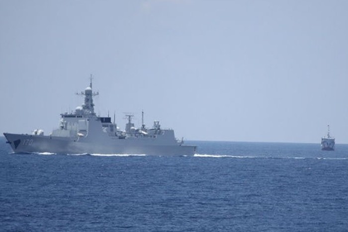 Khu trục hạm tên lửa lớp 052C của hải quân Trung Quốc lảng vảng bên cạnh giàn khoan Hải Dương 981 hạ đặt trái phép trong vùng đặc quyền kinh tế, thềm lục địa Việt Nam như một lời hăm dọa.