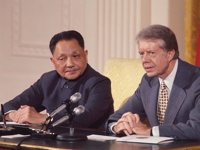 Đặng Tiểu Bình (trái) và Tổng thống Mỹ Jimmy Carter tại Washington đầu năm 1979, sau chuyến đi này chính Đặng Tiểu Bình đã đâm sau lưng đồng chí, phát động cuộc chiến tranh phi nghĩa xâm lược toàn tuyến biên giới Việt Nam, đã bị quân và dân Việt Nam đánh cho tan tác.