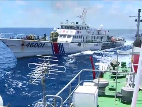 Một tàu Hải cảnh Trung Quốc liều lĩnh áp sát tàu thực thi pháp luật Việt Nam gần vị trí Trung Quốc hạ đặt trái phép giàn khoan 981.