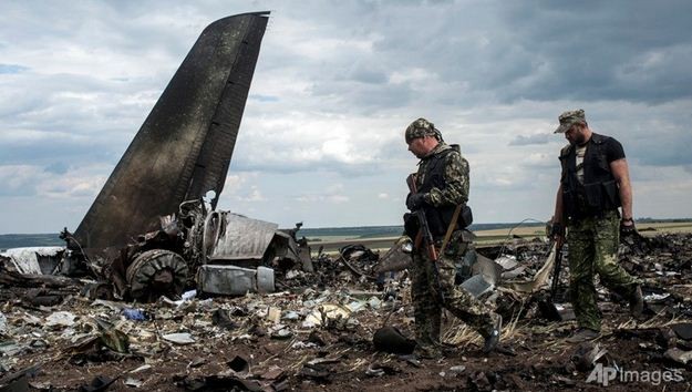 Xác chiếc máy bay quân sự Ukraine bị bắn hạ tại Lugansk.
