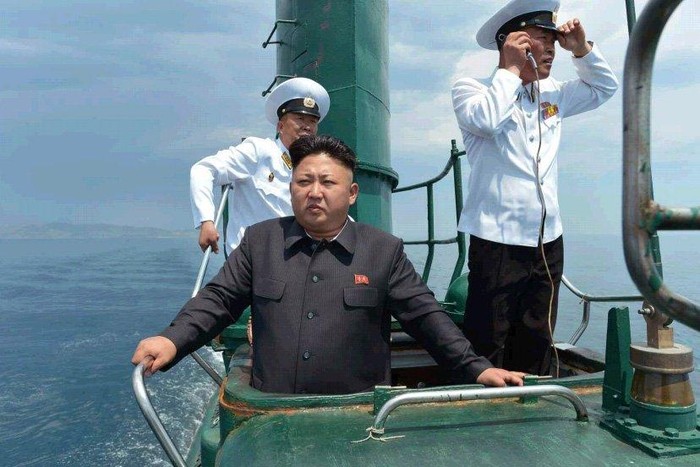 Ông Kim Jong-un và tùy tùng leo lên trên tháp quan sát của tàu ngầm 748.