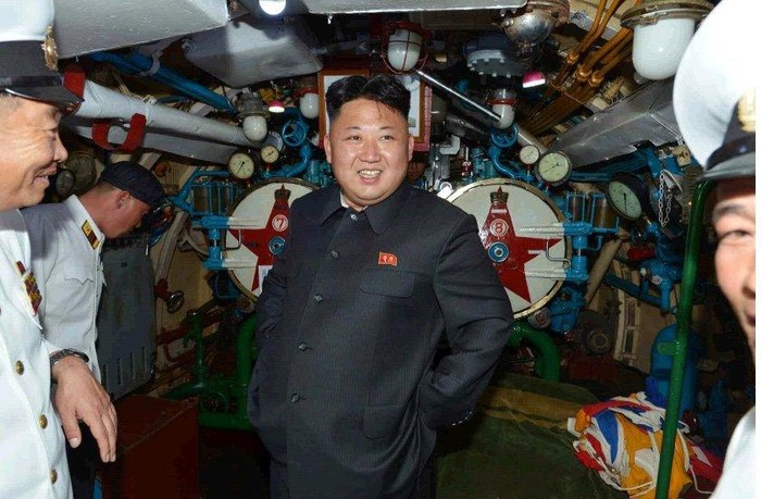 Nhà lãnh đạo Triều Tiên vào bên trong khoang tàu ngầm xem xét.