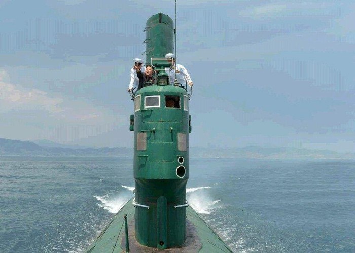 Kim Jong-un và tùy tùng trèo lên tháp canh tàu ngầm lúc nổi trên mặt nước quan sát.