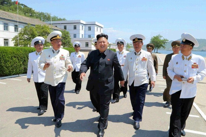 Nhà lãnh đạo Triều Tiên và các chỉ huy quân đội, hải quân Triều Tiên.
