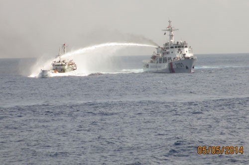 Tàu Hải cảnh Trung Quốc không chỉ liều lĩnh đâm va mà còn sử dụng vòi rồng công suất lớn phụt thẳng vào các tàu thực thi pháp luật của Việt Nam gần khu vực giàn khoan 981 hạ đặt trái phép.