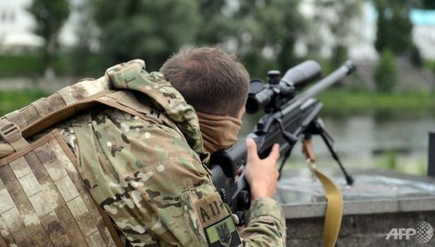 Một tay súng bắn tỉa thuộc lực lượng bảo vệ an ninh cho Tổng thống Ukraine khi ông tới miền Đông nước này. Ảnh: Channel News Asia/AFP