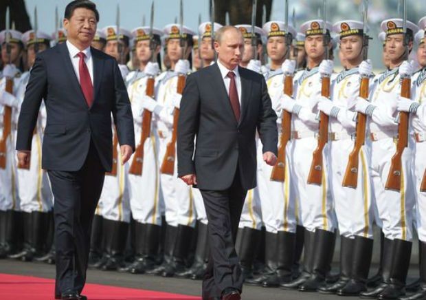 Ông Tập Cận Bình đón ông Putin trong một chuyến công du Trung Quốc.