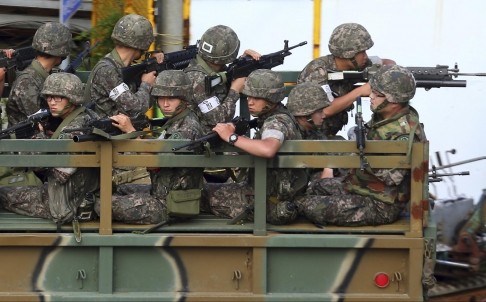 Hàng ngàn binh sĩ và cả trực thăng quân sự Hàn Quốc đang được điều động truy tìm kẻ xả súng vào đồng đội.