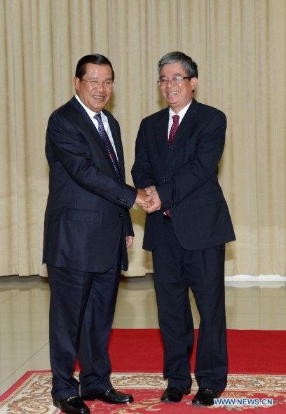 Thứ trưởng Ngoại giao Việt Nam Phạm Quang Vinh và Thủ tướng Campuchia Hun Sen trong cuộc họp hôm 25/6 tại Phnom Penh. Ảnh: Tân Hoa Xã.
